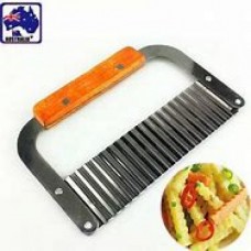 SCRAPER / CUTTER CRINKLE CUT 18CM